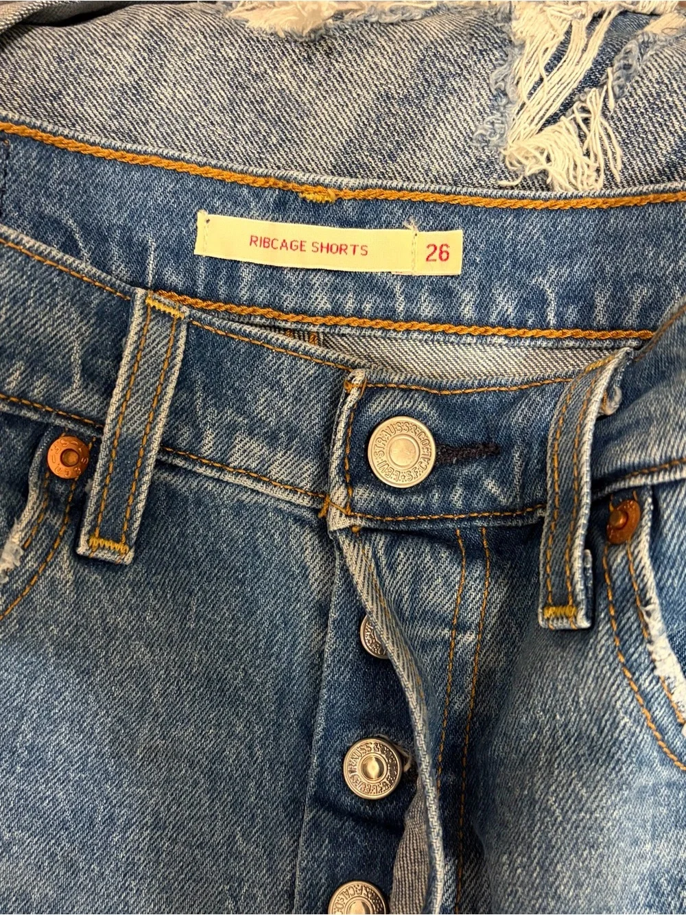 Levi’s Ribcage Shorts - Picture 4 of 5